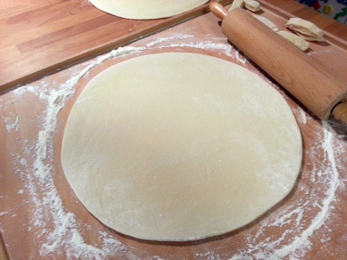 En enkel pizzadeg som bakas ut efter alla konstens regler